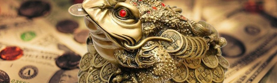 A toad with a currency in the mouth a talisman to attract money