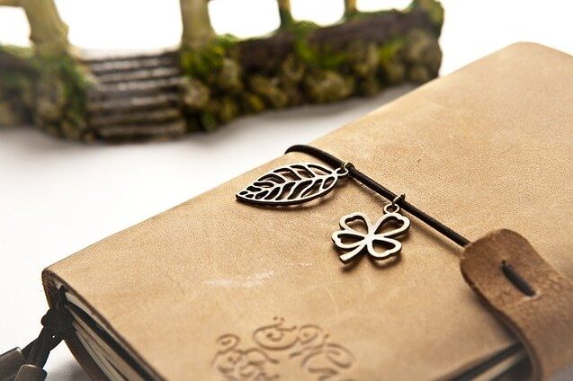The clover decoration is ideal to attract good luck. 